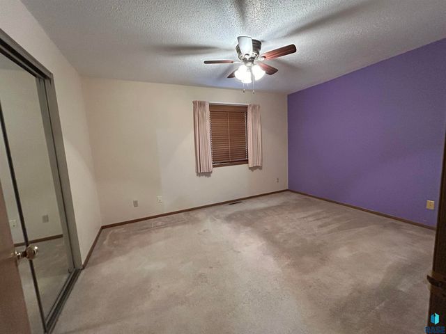 1203 S Newport Pl Place, Sioux Falls, SD 57106