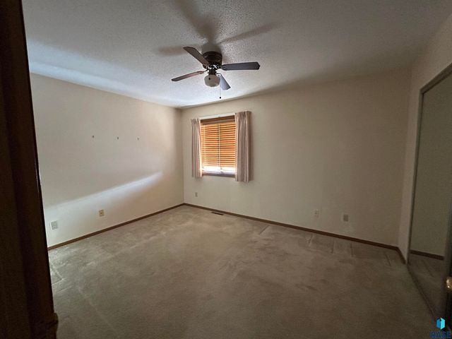 1203 S Newport Pl Place, Sioux Falls, SD 57106