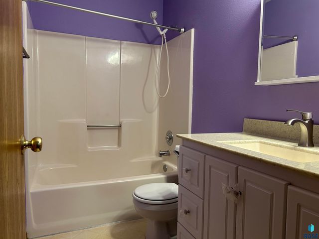 1203 S Newport Pl Place, Sioux Falls, SD 57106