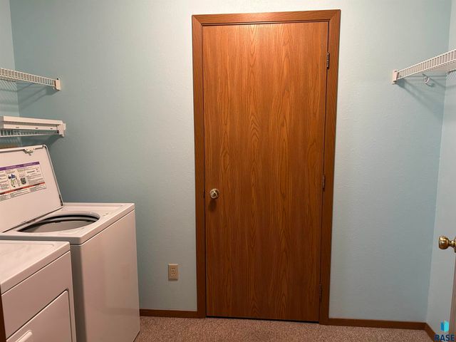 1203 S Newport Pl Place, Sioux Falls, SD 57106