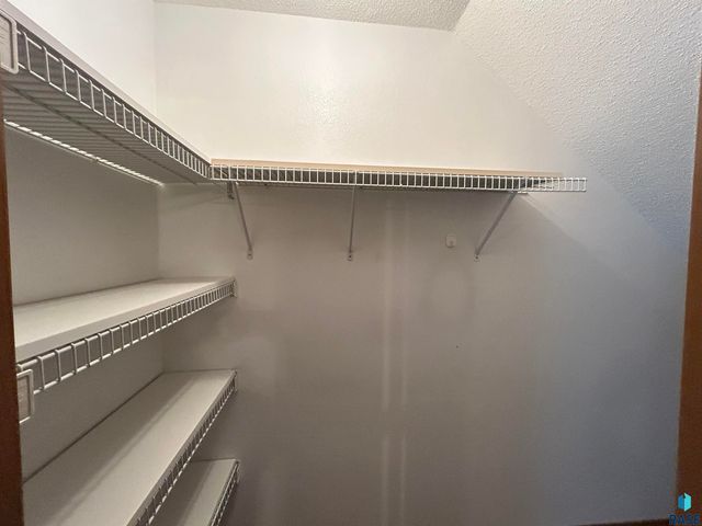 1203 S Newport Pl Place, Sioux Falls, SD 57106