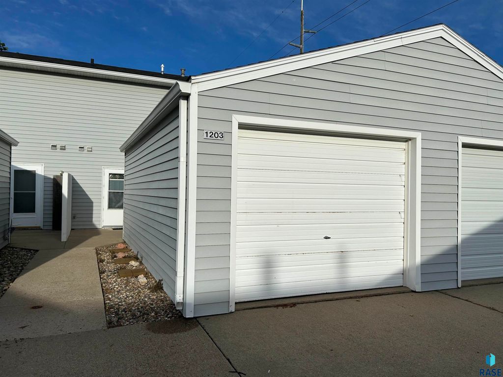 1203 S Newport Pl Place, Sioux Falls, SD 57106