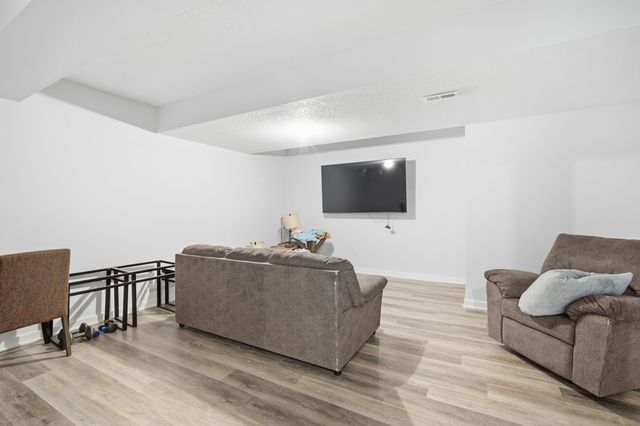 6705 NE 12th Court, Des Moines, IA 50313