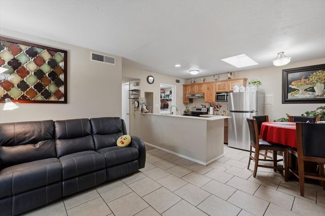 259 La Vida Nueva Del Oeste SW, Albuquerque, NM 87105
