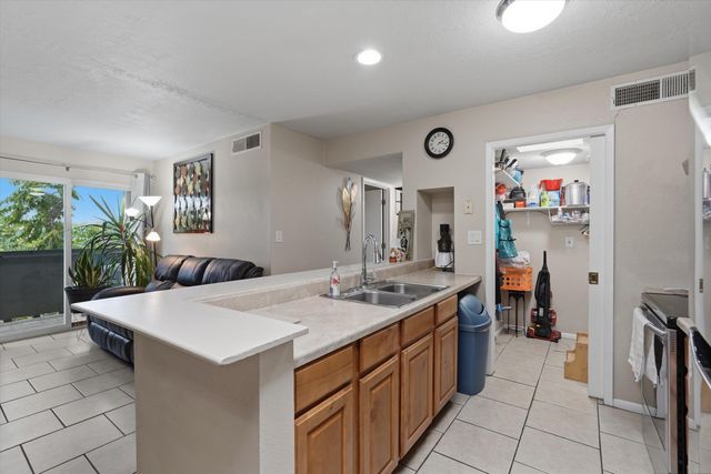 259 La Vida Nueva Del Oeste SW, Albuquerque, NM 87105