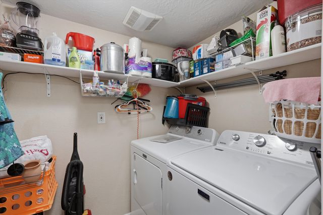 259 La Vida Nueva Del Oeste SW, Albuquerque, NM 87105
