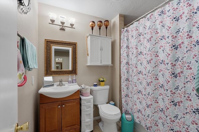259 La Vida Nueva Del Oeste SW, Albuquerque, NM 87105