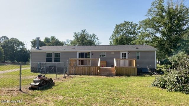 103 Edgewater Lane, Richlands, NC 28574