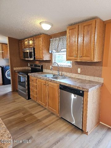 103 Edgewater Lane, Richlands, NC 28574