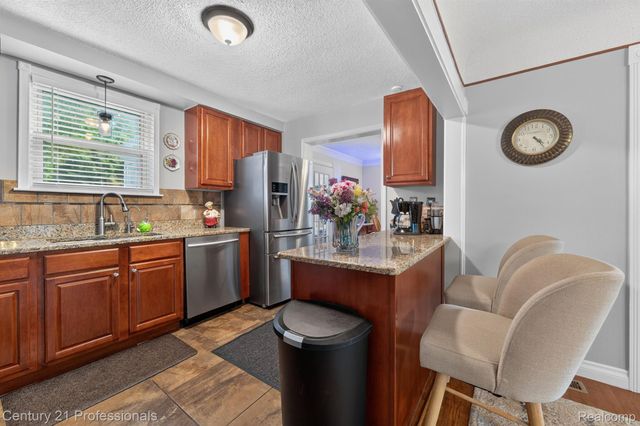 31711 Leona Street, Garden City, MI 48135