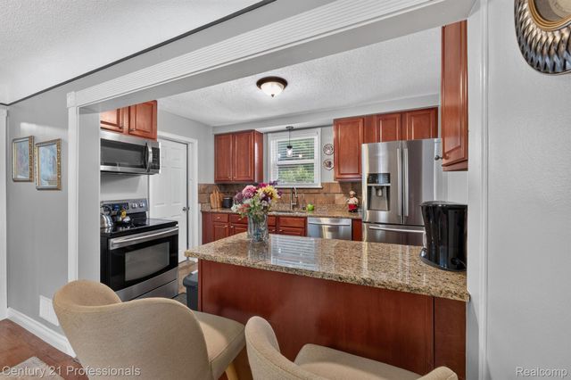 31711 Leona Street, Garden City, MI 48135