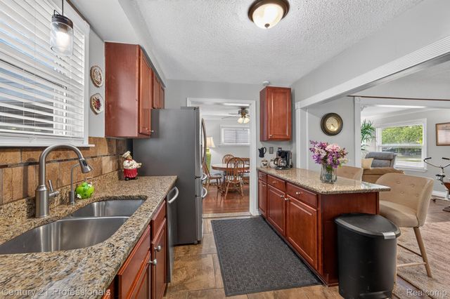 31711 Leona Street, Garden City, MI 48135