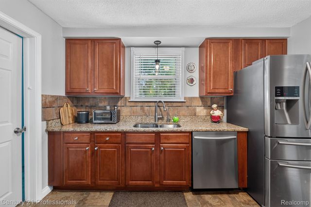 31711 Leona Street, Garden City, MI 48135