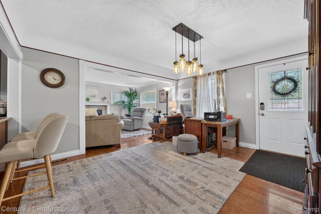 31711 Leona Street, Garden City, MI 48135