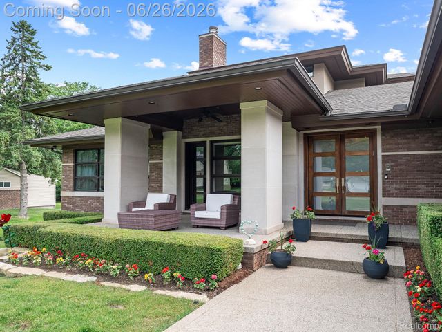 30442 S Greenbriar Road, Franklin Village, MI 48025