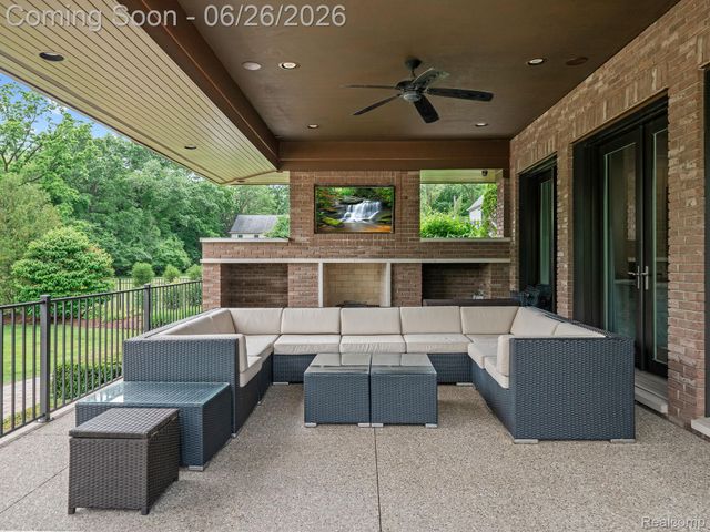 30442 S Greenbriar Road, Franklin Village, MI 48025