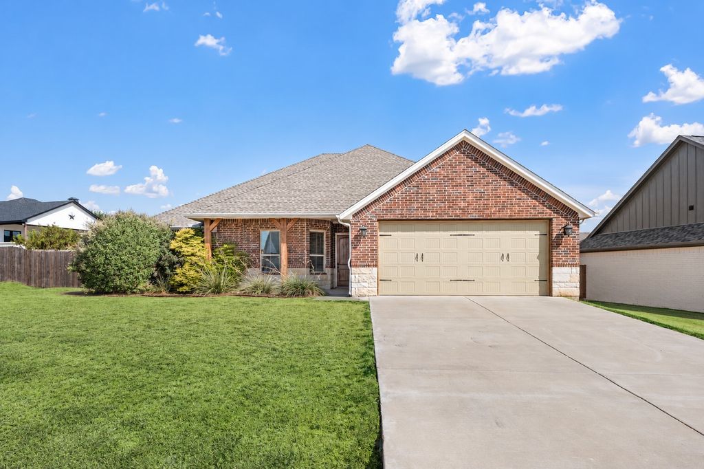 5002 Wearing Way Drive, Granbury, TX 76049 — exterior