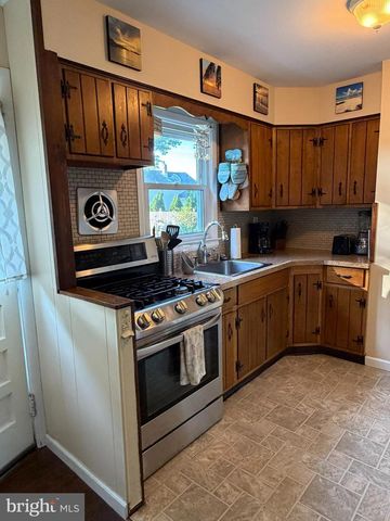 16 WICKOM AVE, Hamilton, NJ 08690