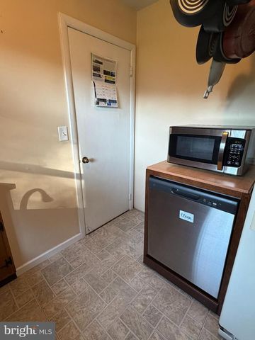 16 WICKOM AVE, Hamilton, NJ 08690