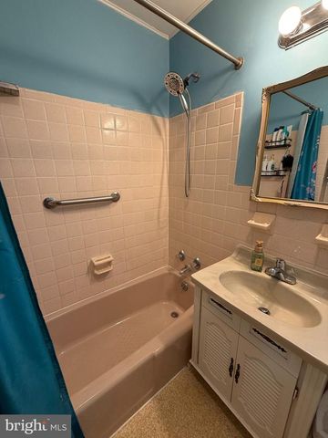 16 WICKOM AVE, Hamilton, NJ 08690