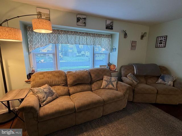 16 WICKOM AVE, Hamilton, NJ 08690