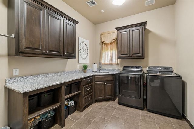 21484 S Sawtooth Circle, Edmond, OK 73012