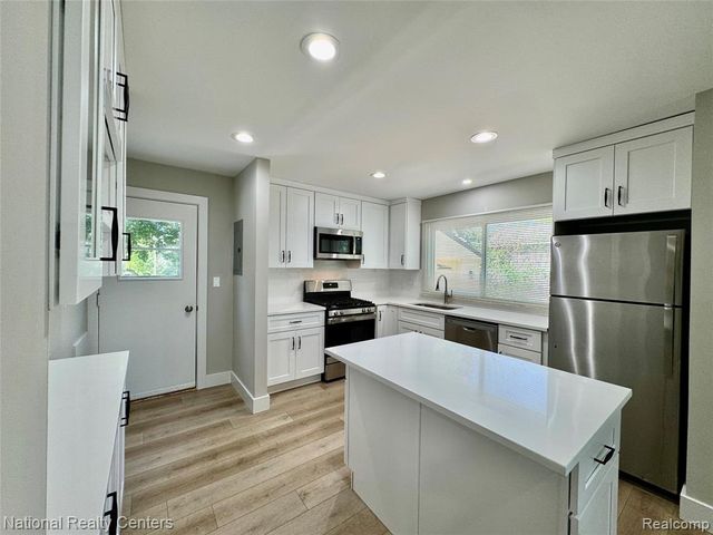 5458 Vincent Avenue, Waterford, MI 48327