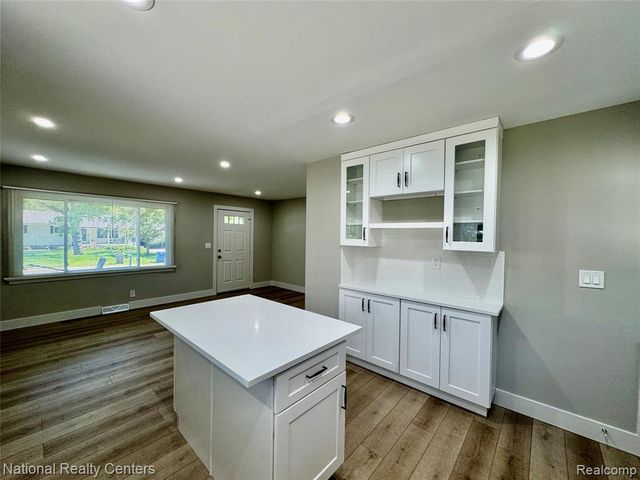 5458 Vincent Avenue, Waterford, MI 48327
