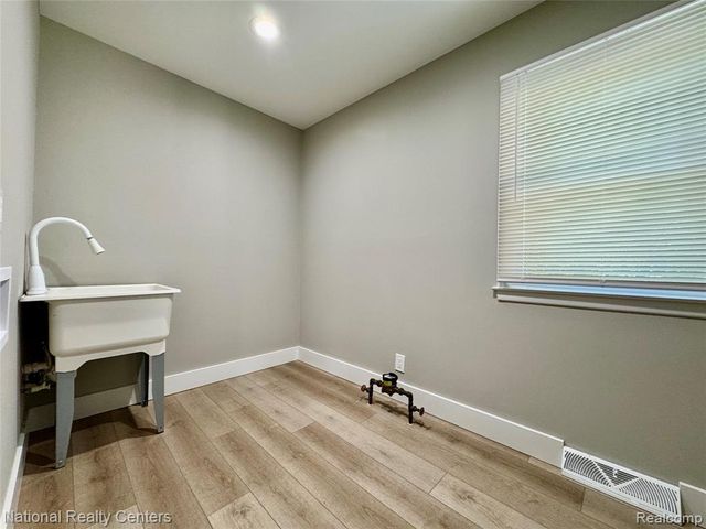 5458 Vincent Avenue, Waterford, MI 48327