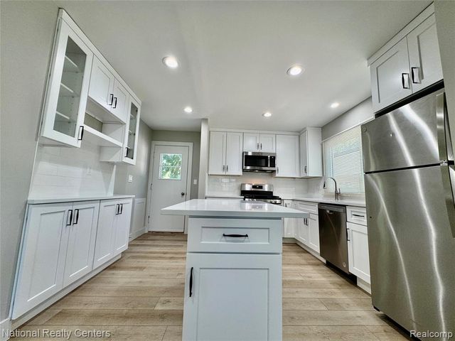 5458 Vincent Avenue, Waterford, MI 48327