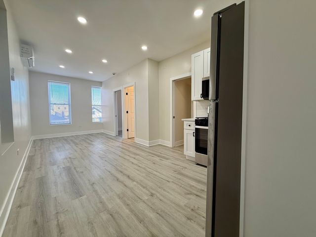 3221 S May Street 2F, Chicago, IL 60608