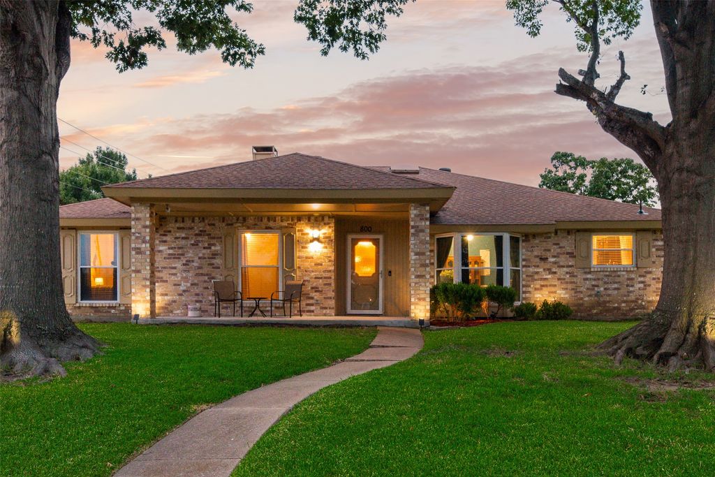 800 Brownfield Drive, Mesquite, TX 75150