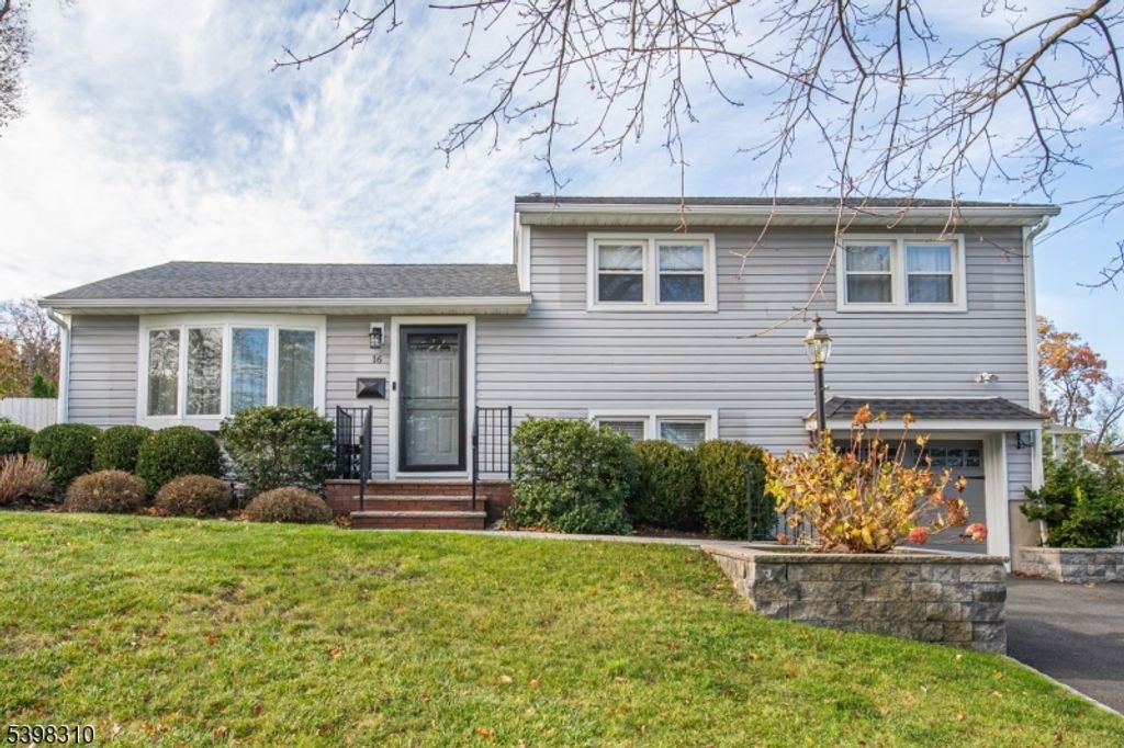 16 Hemlock St, Waldwick Boro, NJ 07463