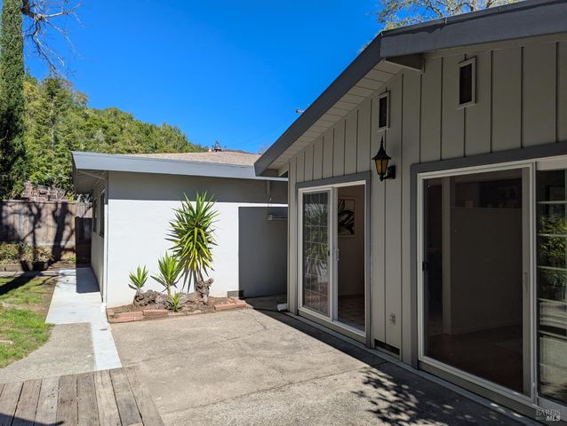 309 Oak Manor Dr, Fairfax, CA 94930