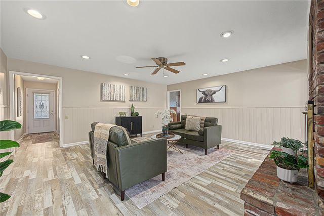 915 S 20th Street, Rogers, AR 72758