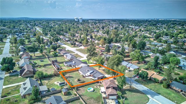 915 S 20th Street, Rogers, AR 72758