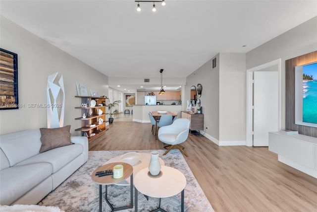 14951 Royal Oaks Ln 2201, North Miami, FL 33181