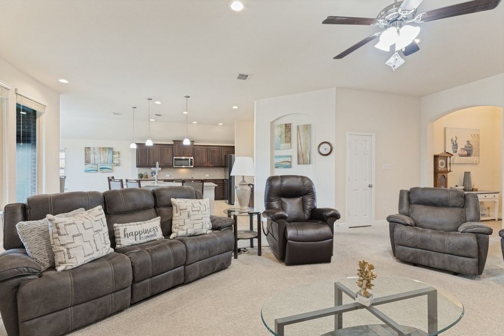 210 Ovaletta Drive, Justin, TX 76247 — photo 3