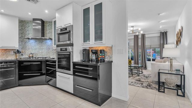 1715 NE 40th St 1715, Oakland Park, FL 33334