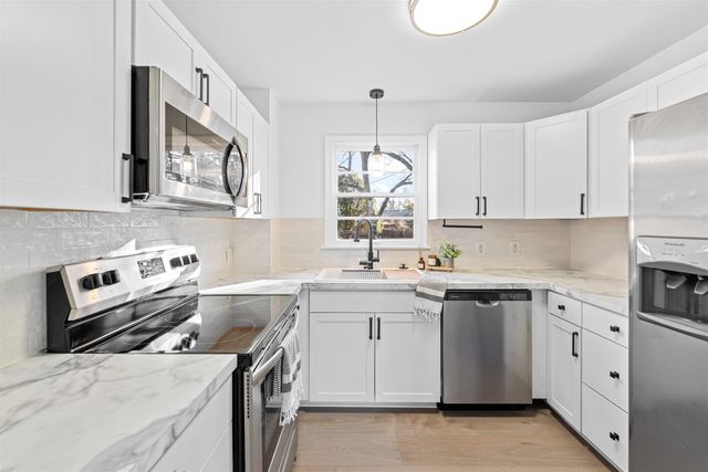 624 Morningside Dr, Salina, KS 67401