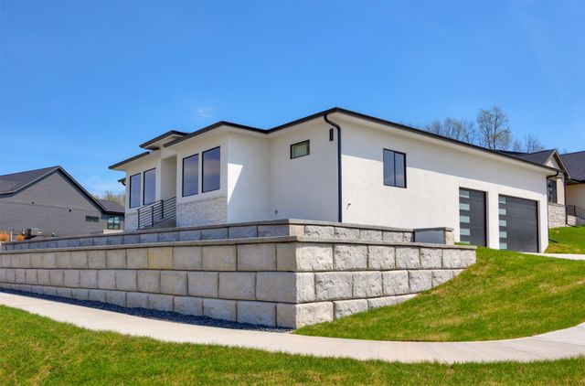 1247 Arbor Woods Drive, Pleasant Hill, IA 50327