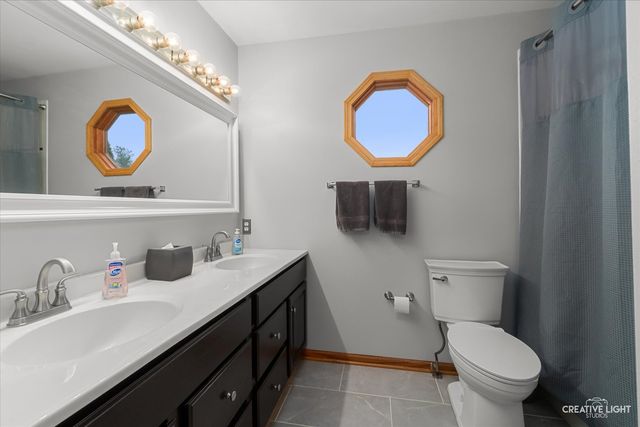 5 W Royal Oaks Drive, Bristol, IL 60512