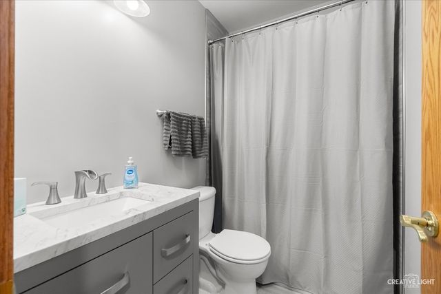 5 W Royal Oaks Drive, Bristol, IL 60512