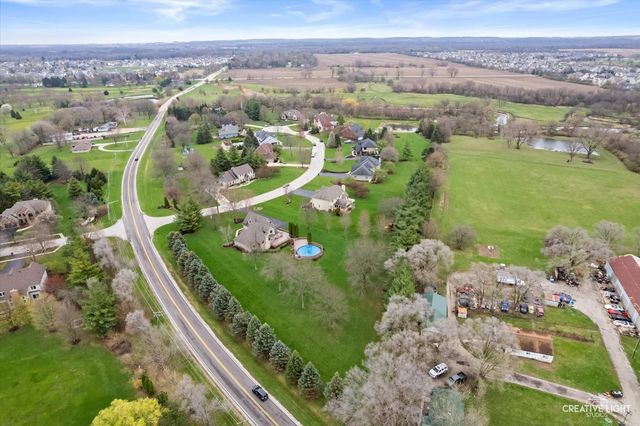 5 W Royal Oaks Drive, Bristol, IL 60512