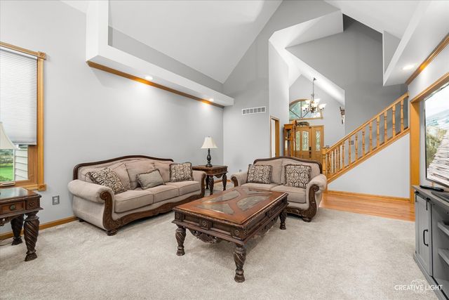 5 W Royal Oaks Drive, Bristol, IL 60512