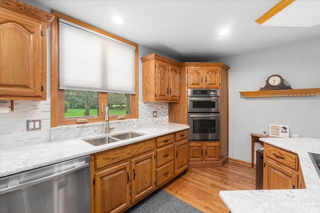 5 W Royal Oaks Drive, Bristol, IL 60512