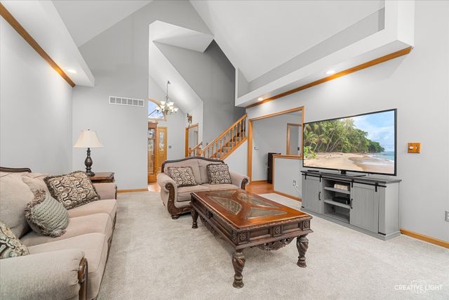 5 W Royal Oaks Drive, Bristol, IL 60512