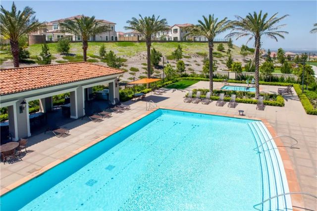 127 Oakstone, Irvine, CA 92618