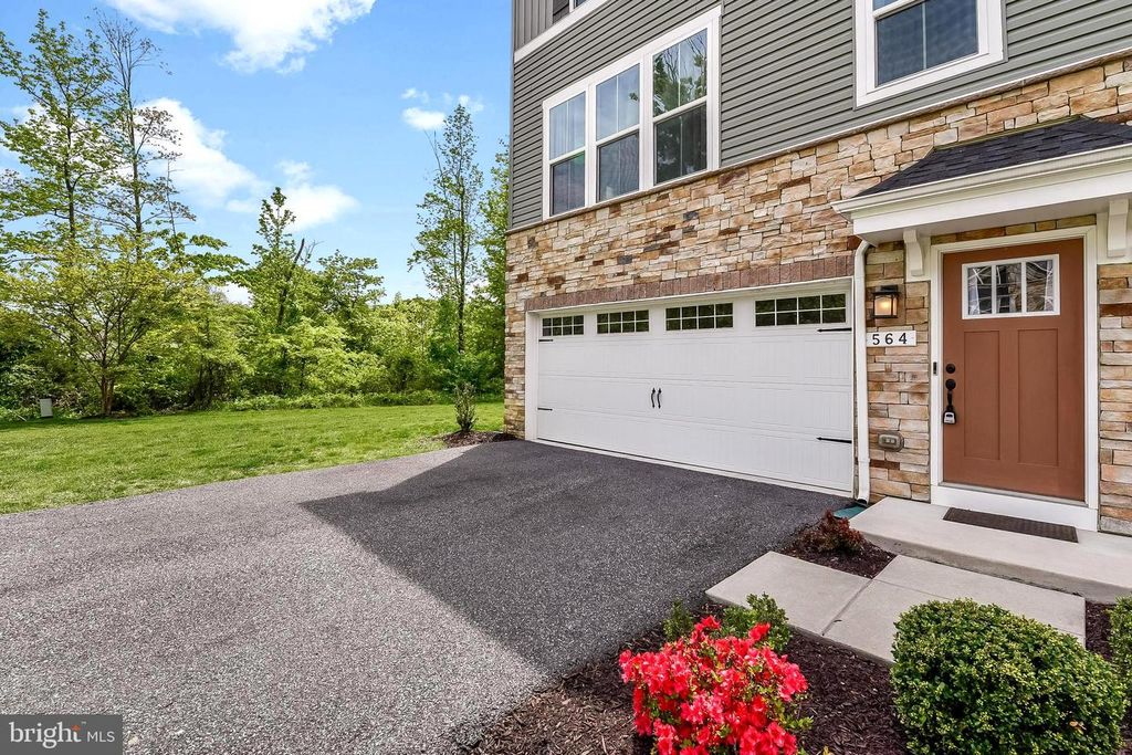 Image 3 of property listing at 564 KATHERINE AVE, Baltimore, MD 21221