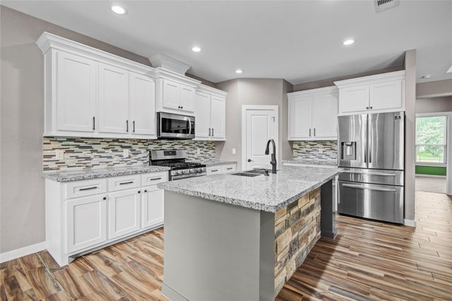 410 Winding Way Street, Lake Jackson, TX 77566